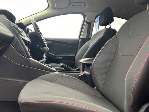 Ford Focus 2.0 TDCi Zetec S Red Edition Hatchback 5dr Diesel Manual Euro 6 (s/s) (150 ps) - U358