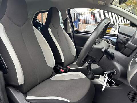 Toyota AYGO 1.0 VVT-i x-play Hatchback 5dr Petrol Manual Euro 5 Euro 5 (68 ps) - U362