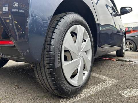 Toyota AYGO 1.0 VVT-i x-play Hatchback 5dr Petrol Manual Euro 5 Euro 5 (68 ps) - U362