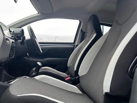 Toyota AYGO 1.0 VVT-i x-play Hatchback 5dr Petrol Manual Euro 5 Euro 5 (68 ps) - U362