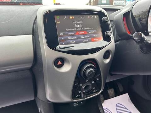 Toyota AYGO 1.0 VVT-i x-play Hatchback 5dr Petrol Manual Euro 5 Euro 5 (68 ps) - U362