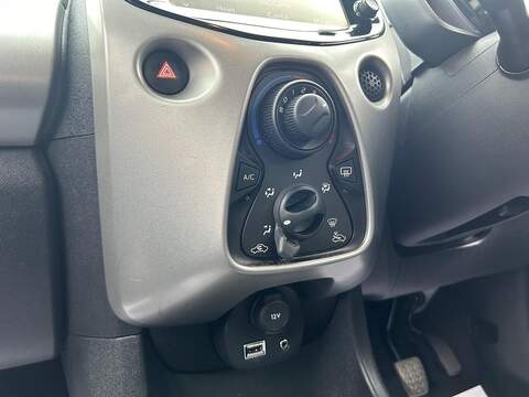 Toyota AYGO 1.0 VVT-i x-play Hatchback 5dr Petrol Manual Euro 5 Euro 5 (68 ps) - U362