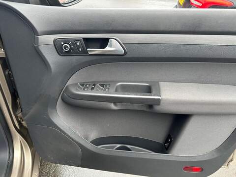 Volkswagen Touran 1.6 TDI BlueMotion Tech SE MPV 5dr Diesel DSG Euro 5 (s/s) (105 ps) - U376