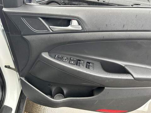 Hyundai TUCSON 2.0 CRDi Blue Drive Premium SE SUV 5dr Diesel Manual Euro 6 (s/s) (136 ps) - U389