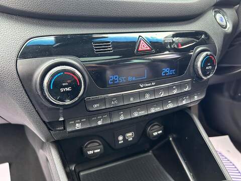 Hyundai TUCSON 2.0 CRDi Blue Drive Premium SE SUV 5dr Diesel Manual Euro 6 (s/s) (136 ps) - U389