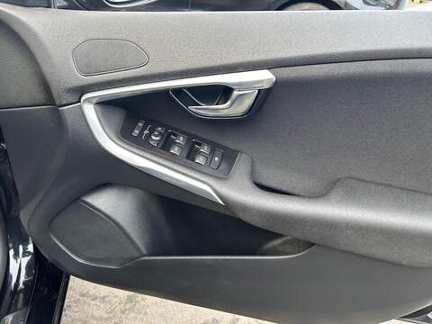 Volvo V40 2.0 T2 R-Design Edition Hatchback 5dr Petrol Manual Euro 6 (s/s) (122 ps) - U393