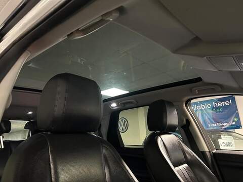 Land Rover Discovery Sport 2.0 TD4 HSE Black SUV 5dr Diesel Auto 4WD Euro 6 (s/s) (180 ps) - U405