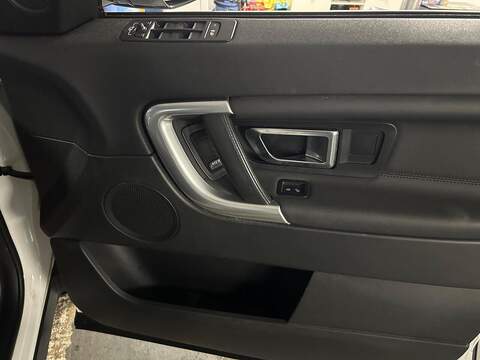 Land Rover Discovery Sport 2.0 TD4 HSE Black SUV 5dr Diesel Auto 4WD Euro 6 (s/s) (180 ps) - U405