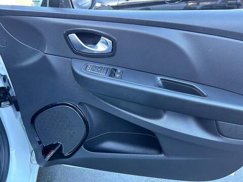Renault Clio 0.9 TCe Play Hatchback 5dr Petrol Manual Euro 6 (s/s) (75 ps) - U435