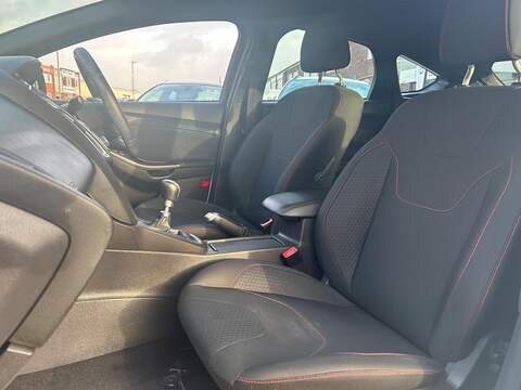 Ford Focus 1.0T EcoBoost ST-Line Hatchback 5dr Petrol Manual Euro 6 (s/s) (125 ps) - U494