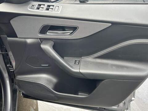 Jaguar F-PACE 2.0 D180 Chequered Flag SUV 5dr Diesel Auto AWD Euro 6 (s/s) (180 ps) - U502