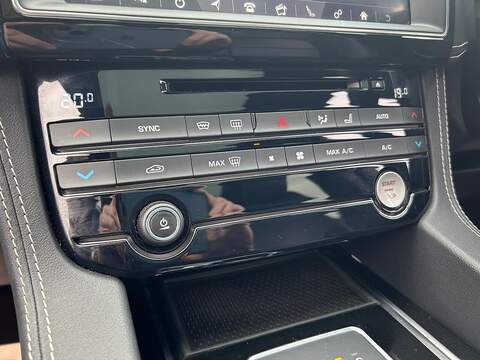 Jaguar F-PACE 2.0 D180 Chequered Flag SUV 5dr Diesel Auto AWD Euro 6 (s/s) (180 ps) - U502