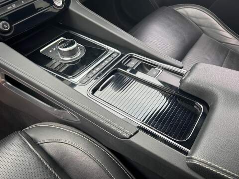 Jaguar F-PACE 2.0 D180 Chequered Flag SUV 5dr Diesel Auto AWD Euro 6 (s/s) (180 ps) - U502