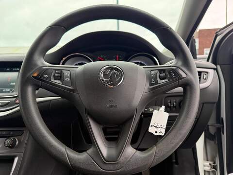 Vauxhall Astra 1.0i Turbo ecoTEC Design Hatchback 5dr Petrol Manual Euro 6 (s/s) (105 ps) - U517