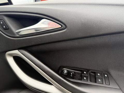 Vauxhall Astra 1.0i Turbo ecoTEC Design Hatchback 5dr Petrol Manual Euro 6 (s/s) (105 ps) - U517