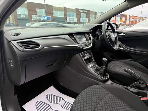 Vauxhall Astra 1.0i Turbo ecoTEC Design Hatchback 5dr Petrol Manual Euro 6 (s/s) (105 ps) - U517
