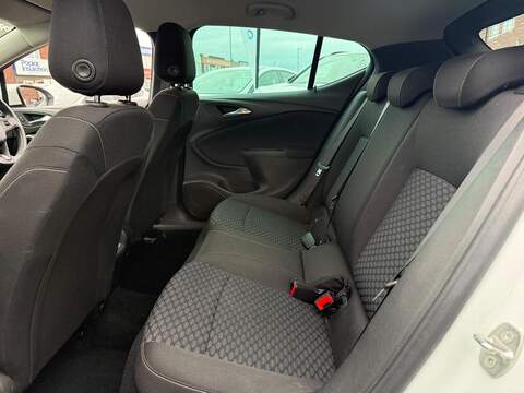 Vauxhall Astra 1.0i Turbo ecoTEC Design Hatchback 5dr Petrol Manual Euro 6 (s/s) (105 ps) - U517