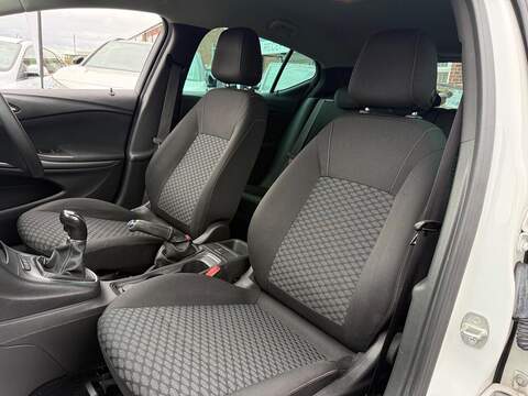 Vauxhall Astra 1.0i Turbo ecoTEC Design Hatchback 5dr Petrol Manual Euro 6 (s/s) (105 ps) - U517
