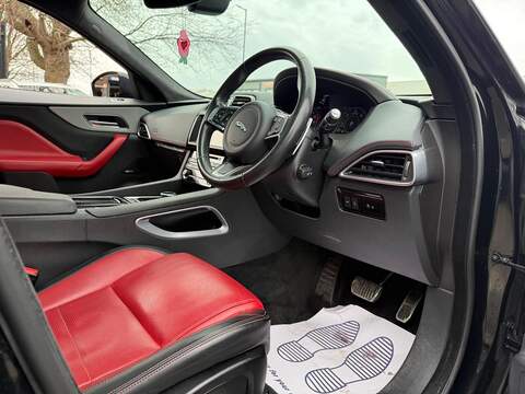 Jaguar F-PACE 2.0 D180 Chequered Flag SUV 5dr Diesel Auto AWD Euro 6 (s/s) (180 ps) - U519