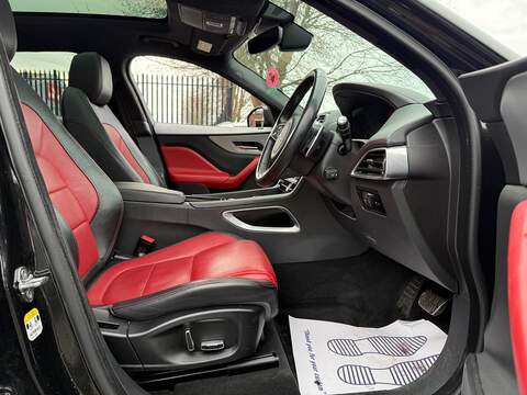 Jaguar F-PACE 2.0 D180 Chequered Flag SUV 5dr Diesel Auto AWD Euro 6 (s/s) (180 ps) - U519