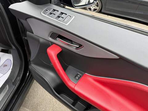 Jaguar F-PACE 2.0 D180 Chequered Flag SUV 5dr Diesel Auto AWD Euro 6 (s/s) (180 ps) - U519