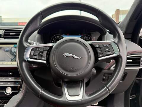 Jaguar F-PACE 2.0 D180 Chequered Flag SUV 5dr Diesel Auto AWD Euro 6 (s/s) (180 ps) - U519