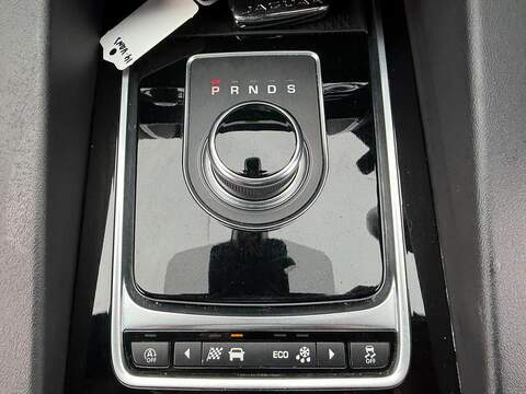 Jaguar F-PACE 2.0 D180 Chequered Flag SUV 5dr Diesel Auto AWD Euro 6 (s/s) (180 ps) - U519