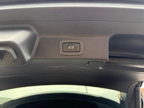 Jaguar F-PACE 2.0 D180 Chequered Flag SUV 5dr Diesel Auto AWD Euro 6 (s/s) (180 ps) - U519