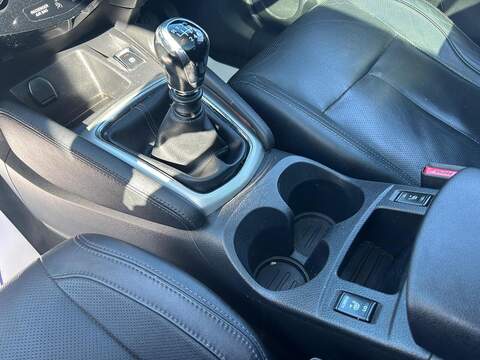 Nissan Qashqai 1.6 dCi Tekna SUV 5dr Diesel Manual 2WD Euro 5 (s/s) (130 ps) - U534