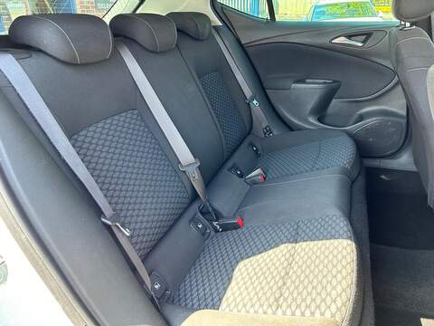 Vauxhall Astra 1.6 CDTi ecoTEC BlueInjection Design Hatchback 5dr Diesel Manual Euro 6 (s/s) (110 ps) - U63