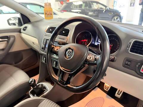 Volkswagen Polo 1.0 BlueMotion Tech SE Design Hatchback 5dr Petrol Manual Euro 6 (s/s) (60 ps) - U569