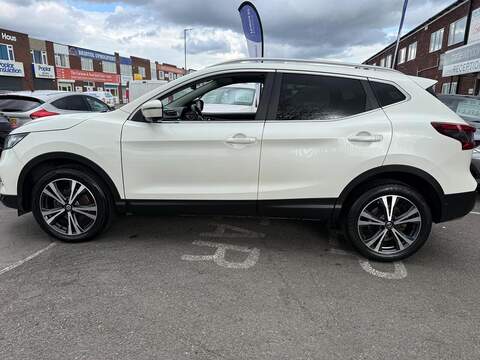 Nissan Qashqai 1.3 DIG-T N-Connecta SUV 5dr Petrol Manual Euro 6 (s/s) (140 ps) - U570