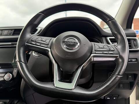 Nissan Qashqai 1.3 DIG-T N-Connecta SUV 5dr Petrol Manual Euro 6 (s/s) (140 ps) - U570