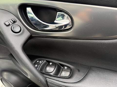 Nissan Qashqai 1.3 DIG-T N-Connecta SUV 5dr Petrol Manual Euro 6 (s/s) (140 ps) - U570