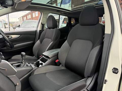 Nissan Qashqai 1.3 DIG-T N-Connecta SUV 5dr Petrol Manual Euro 6 (s/s) (140 ps) - U570