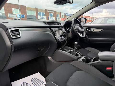Nissan Qashqai 1.3 DIG-T N-Connecta SUV 5dr Petrol Manual Euro 6 (s/s) (140 ps) - U570