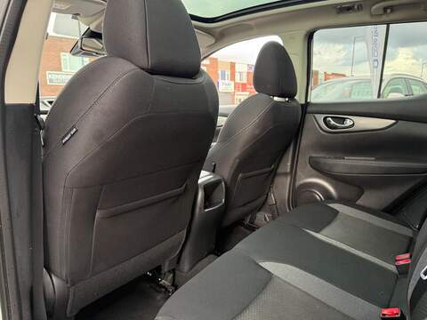Nissan Qashqai 1.3 DIG-T N-Connecta SUV 5dr Petrol Manual Euro 6 (s/s) (140 ps) - U570