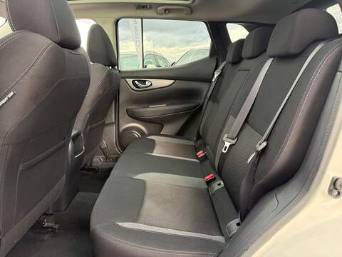 Nissan Qashqai 1.3 DIG-T N-Connecta SUV 5dr Petrol Manual Euro 6 (s/s) (140 ps) - U570