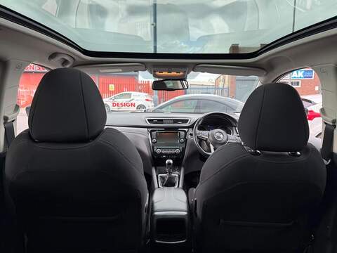 Nissan Qashqai 1.3 DIG-T N-Connecta SUV 5dr Petrol Manual Euro 6 (s/s) (140 ps) - U570