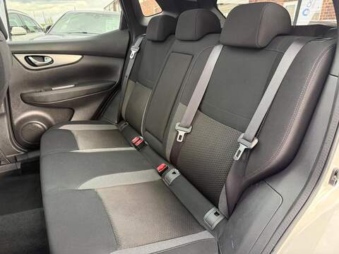 Nissan Qashqai 1.3 DIG-T N-Connecta SUV 5dr Petrol Manual Euro 6 (s/s) (140 ps) - U570