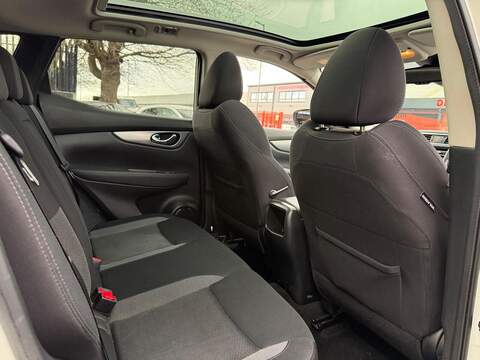 Nissan Qashqai 1.3 DIG-T N-Connecta SUV 5dr Petrol Manual Euro 6 (s/s) (140 ps) - U570