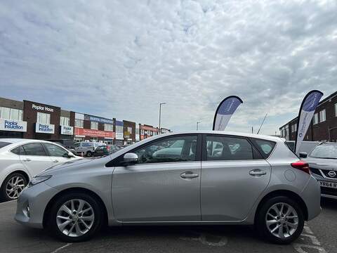 Toyota Auris 1.4 D-4D Icon Hatchback 5dr Diesel Manual Euro 5 (s/s) (90 ps) - U600