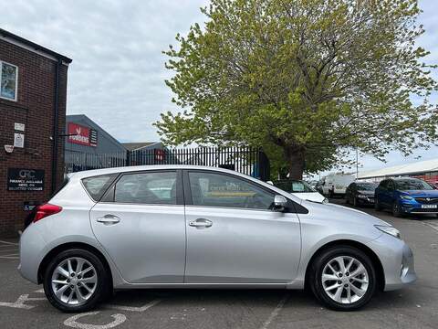 Toyota Auris 1.4 D-4D Icon Hatchback 5dr Diesel Manual Euro 5 (s/s) (90 ps) - U600