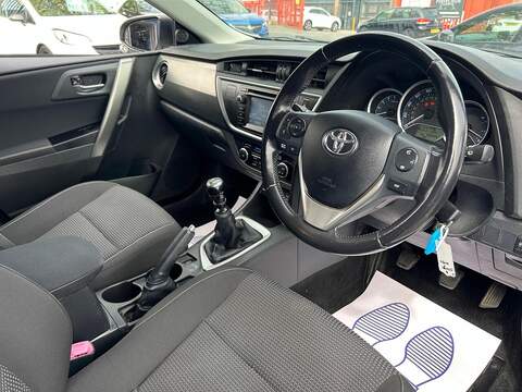 Toyota Auris 1.4 D-4D Icon Hatchback 5dr Diesel Manual Euro 5 (s/s) (90 ps) - U600