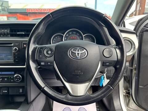 Toyota Auris 1.4 D-4D Icon Hatchback 5dr Diesel Manual Euro 5 (s/s) (90 ps) - U600