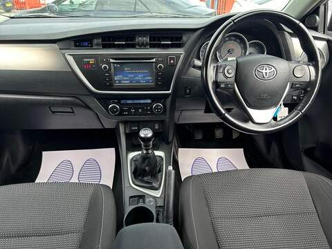 Toyota Auris 1.4 D-4D Icon Hatchback 5dr Diesel Manual Euro 5 (s/s) (90 ps) - U600