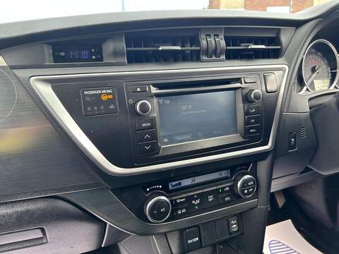 Toyota Auris 1.4 D-4D Icon Hatchback 5dr Diesel Manual Euro 5 (s/s) (90 ps) - U600