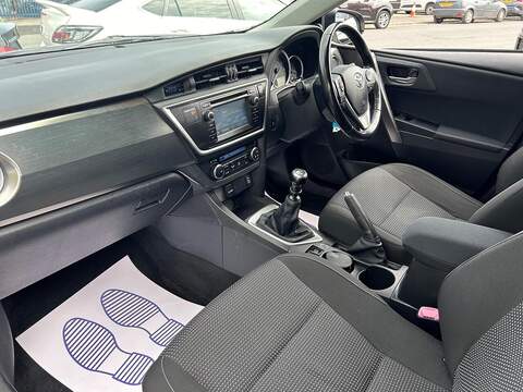 Toyota Auris 1.4 D-4D Icon Hatchback 5dr Diesel Manual Euro 5 (s/s) (90 ps) - U600