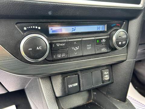 Toyota Auris 1.4 D-4D Icon Hatchback 5dr Diesel Manual Euro 5 (s/s) (90 ps) - U600