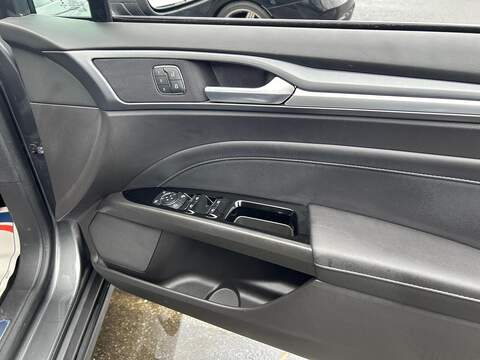 Ford Mondeo 2.0 TDCi Titanium Hatchback 5dr Diesel Manual Euro 6 (s/s) (180 ps) - U615
